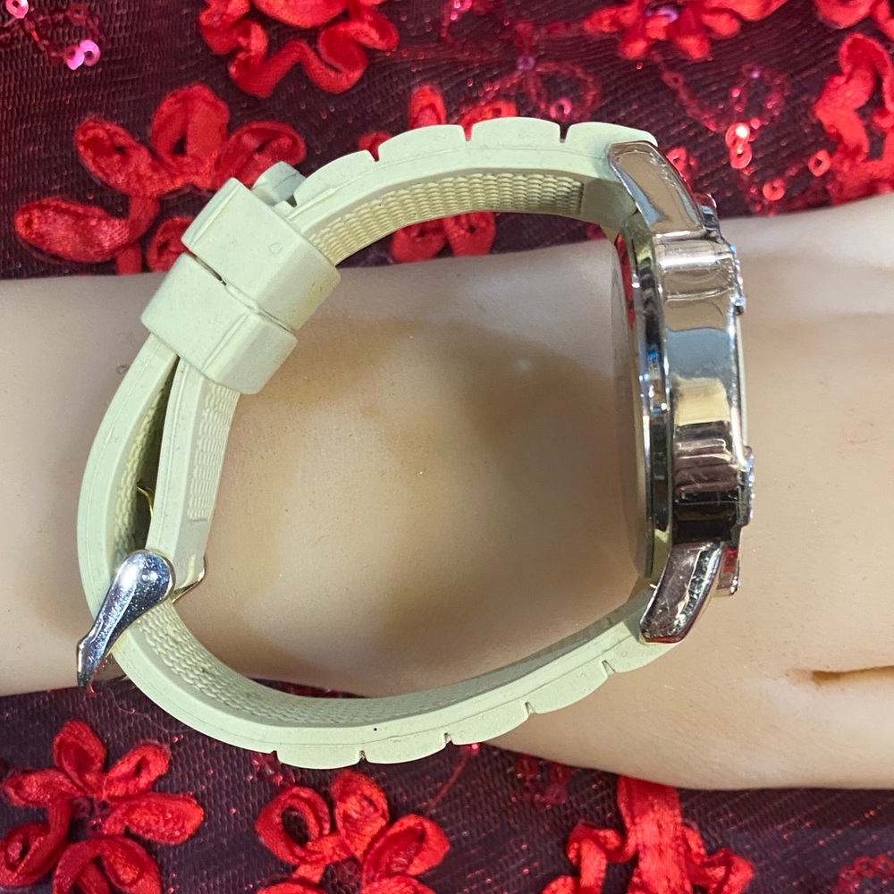 Vintage Sage Green Wrist Watch - Picture 5 of 6